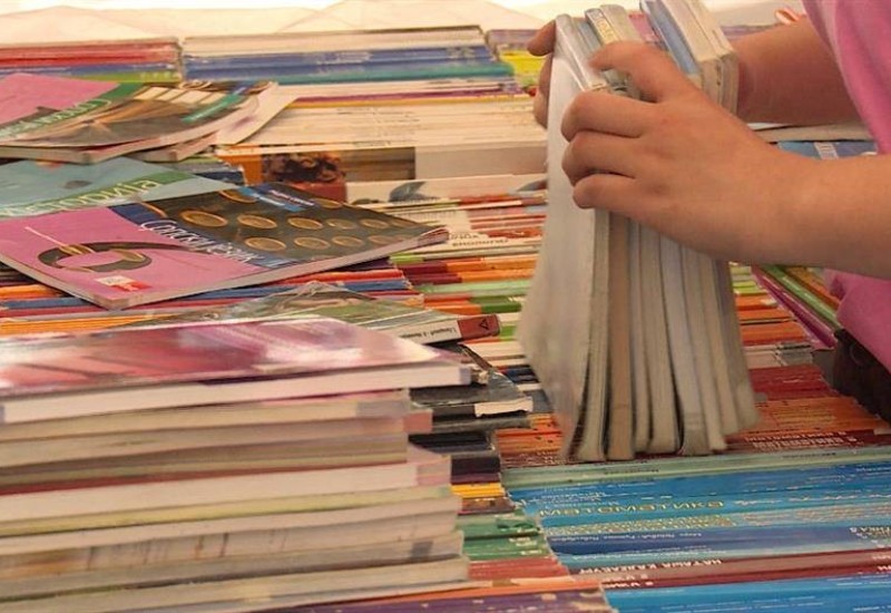 Profesori i učenici Medicinske škole donirali udžbenike i školski pribor