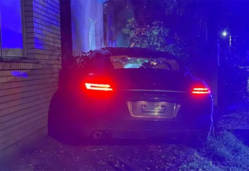 Zaletio se automobilom u kuću, pa ostavio vozilo i pobjegao!