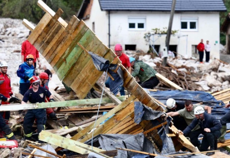 Dijete nakon poplava u BiH pronađeno živo ispod ploče teške dvije tone