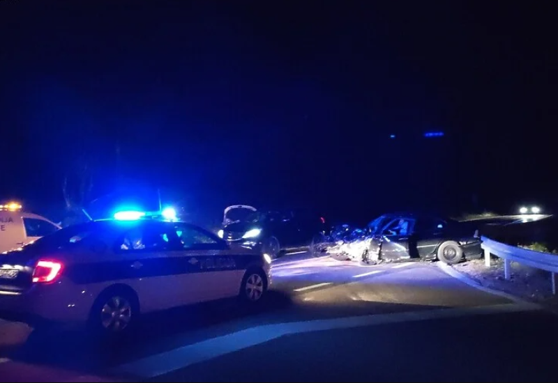 Mladić poginuo u sudaru audija i mercedesa