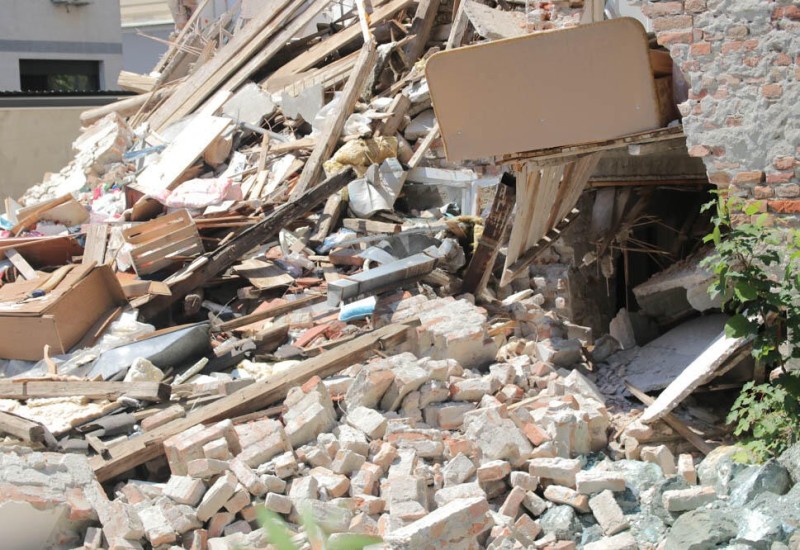 U padu balkona stambene zgrade poginule dvije osobe