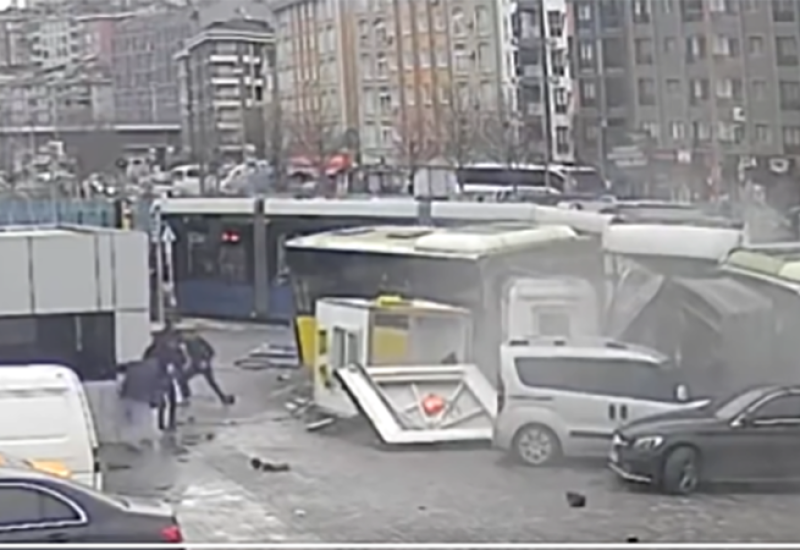 Uznemirujući snimak: Sudar tramvaja i autobusa u Istanbulu