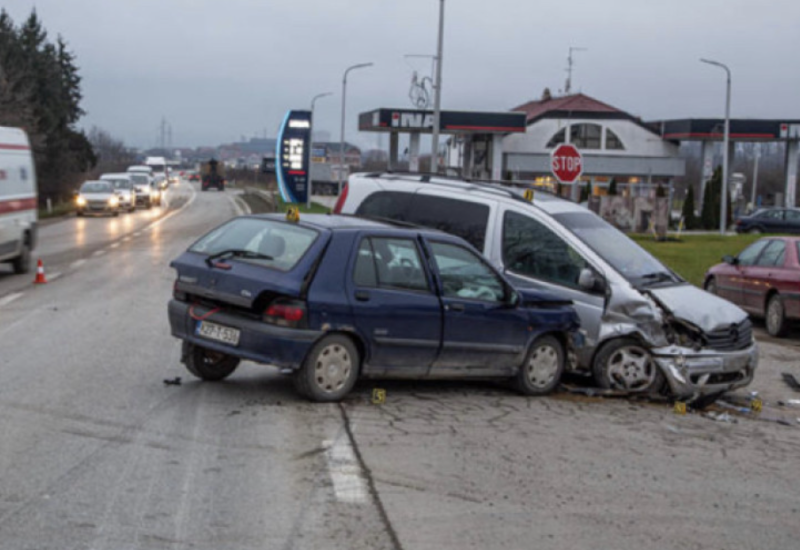 U sudaru Mercedesa i Renoa povrijeđene četiri osobe