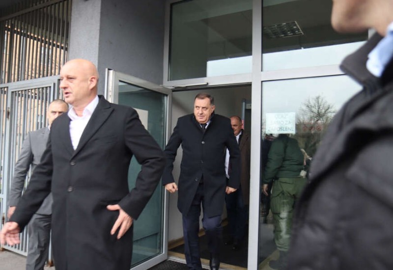 Dodik dočekan aplauzom: Podršku predsjedniku Srpske ispred Suda BiH dalo oko 550 ljudi