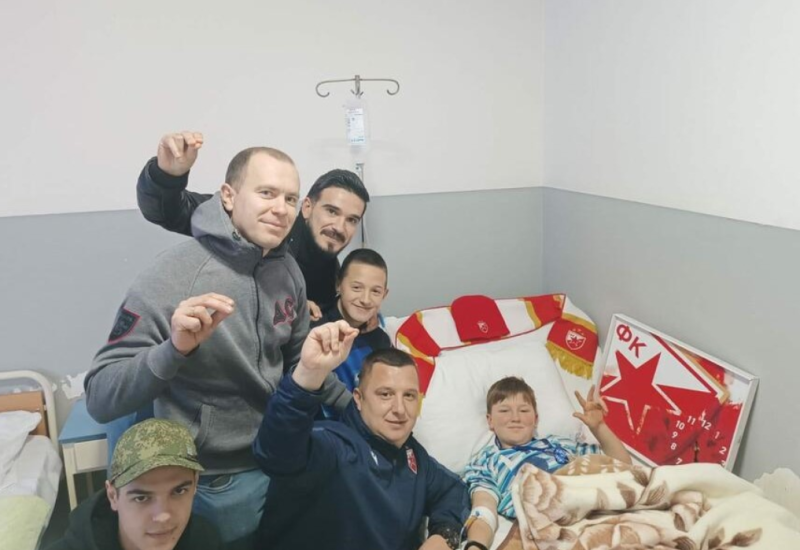 Stefan i Miloš dobili poklone na Božić: Navijači Crvene zvezde obišli ranjene Srbe