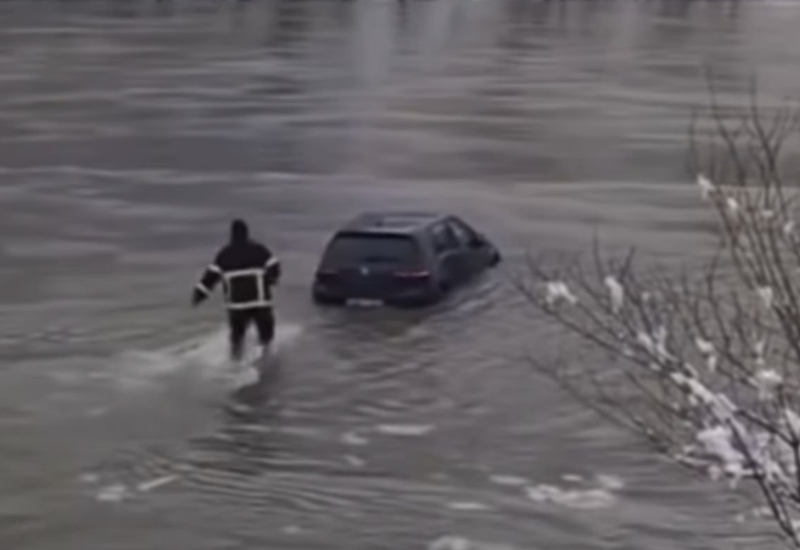 Oglasio se vatrogasac Rade koji je ušao u ledenu Drinu i upalio golf