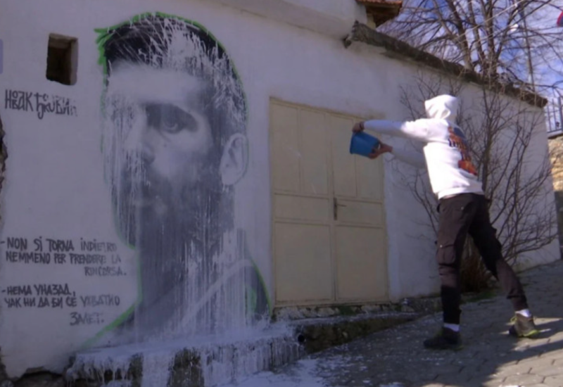 Djeca, nastavnici i žitelji Orahovca očistili prekrečeni mural sa likom Đokovića