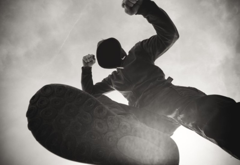 Šutao ga nogom u glavu: Uhapšen nasilnik koji je pretukao gosta na proslavi rođendana