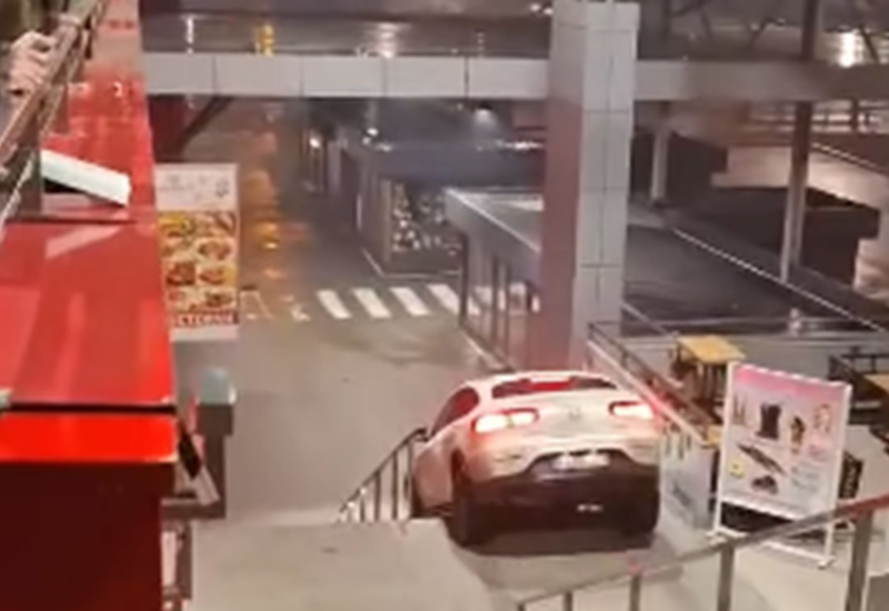 Mercedesom se spustio niz stepenice banjalučke Tržnice (VIDEO)