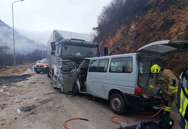 Policija o nesreći na putu Sarajevo-Pale: Žena poginula, osam osoba povrijeđeno