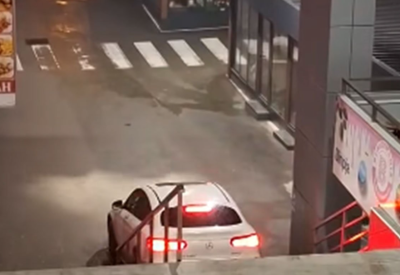 Uhapšen vozač koji je mercedesom sišao niz stepenice u Banjaluci, imao 2,2 promila