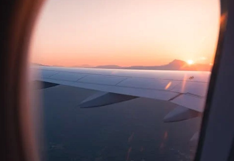 Muškarac pokušao da otvori vrata aviona tokom leta, napao posadu