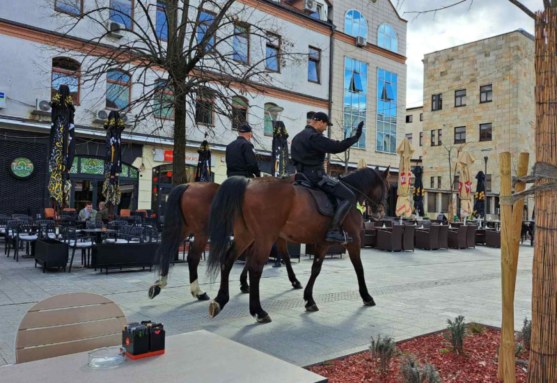 Nesvakidašnji prizor razgalio Banjaluku: Policajci na konjima prodefilovali “srcem” grada (FOTO)