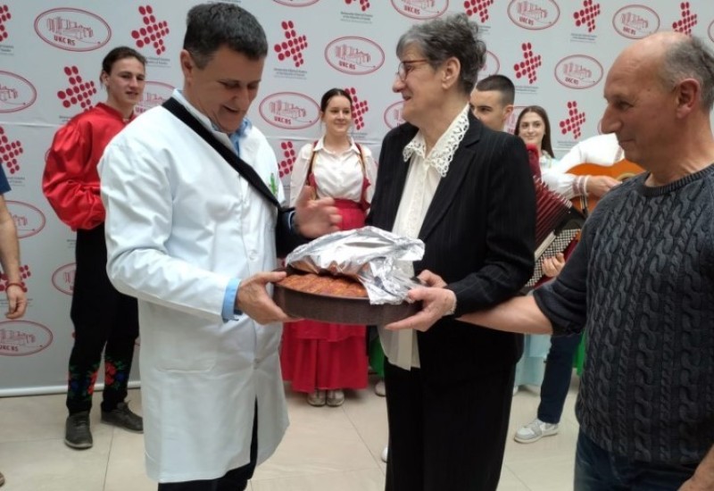 Đajić na poklon dobio tepsiju baklave