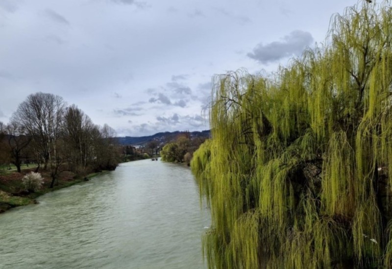 Oblačno uz sunčane periode, postepeno sve toplije