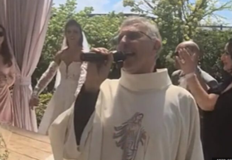 Nesvakidašnje! Sveštenik vjenčao mladence, pa zapjevao karaoke i zaigrao sa gostima VIDEO