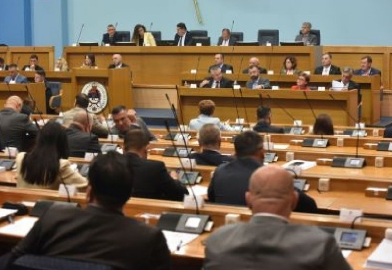 Poslanici se častili najpogrdnijim epitetima
