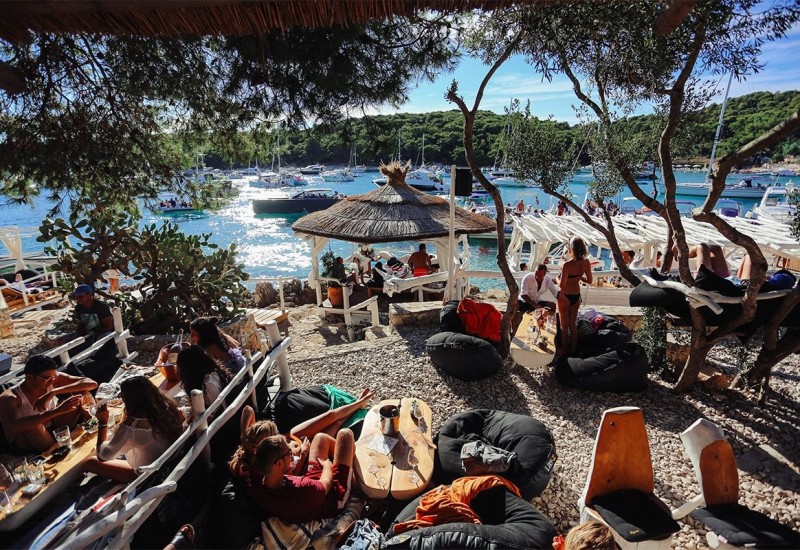 Na Hvaru naplaćuju i boravak na plaži: Dva evra za kupanje u moru