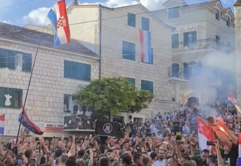 Ustaški dernek na trgu: Pogledajte šta pjevaju hiljade ljudi (VIDEO)