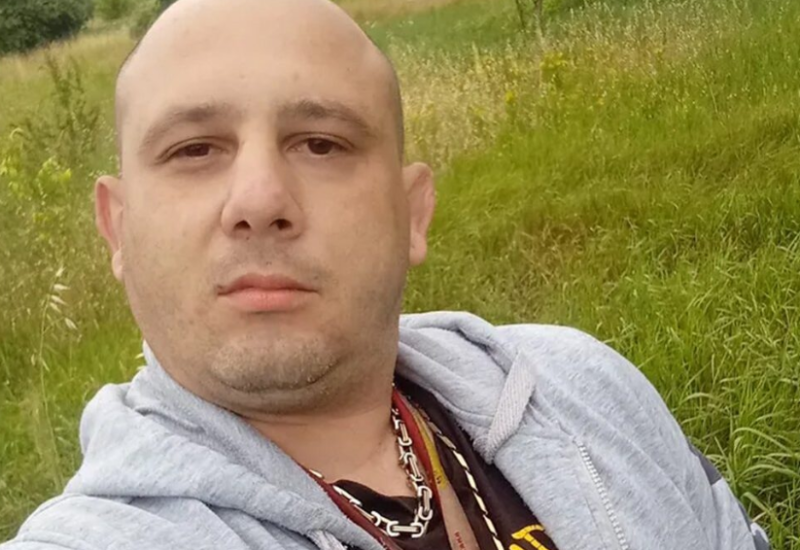 Nasilni ubica majke slobodno šetao i snimao: Sad ubio i cimera na psihijatriji? VIDEO
