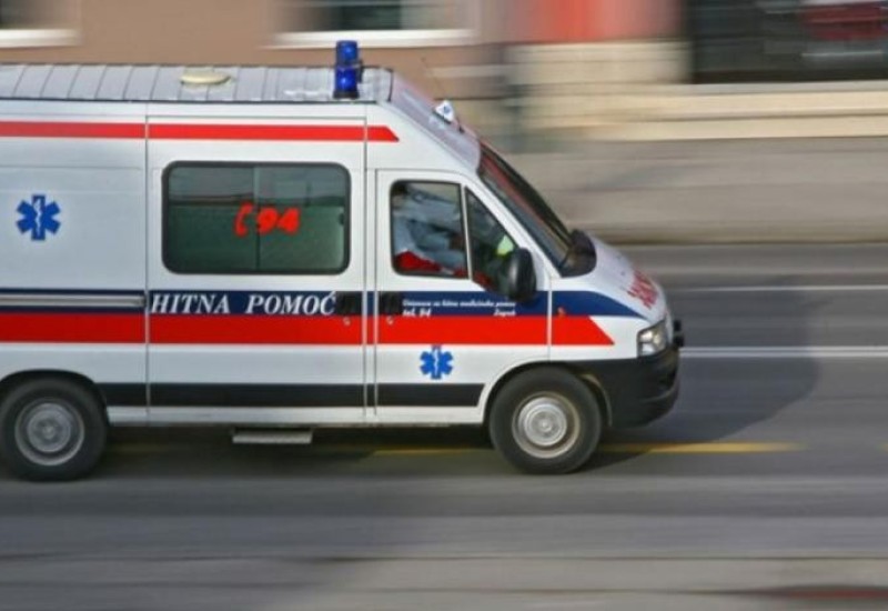 Bebisiterka i dijete u kolicima ispali iz tramvaja