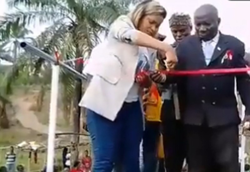 U Kongu se srušio tek izgrađeni most dok je sječena svečana vrpca