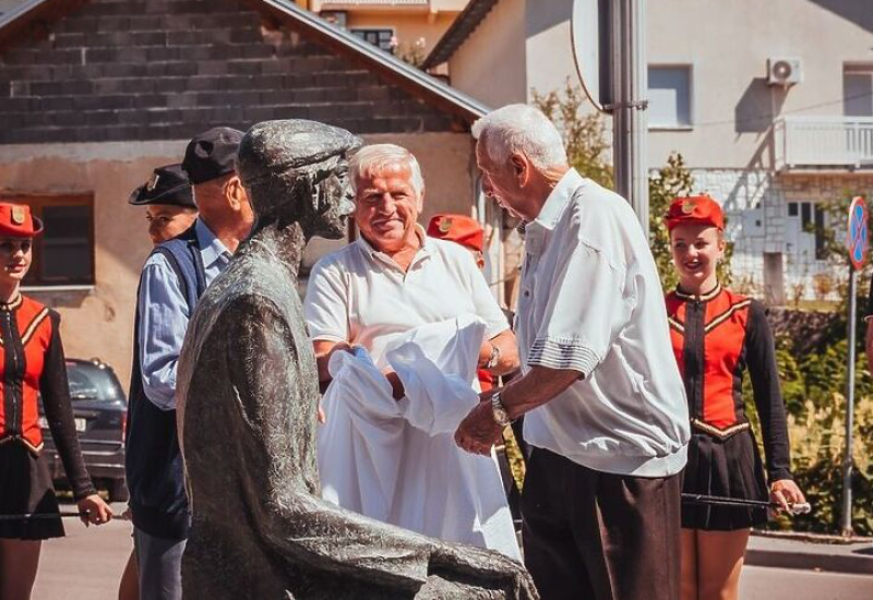 NEOBIČNO DJELO: Otkriven spomenik "Ramski gastarbajter"