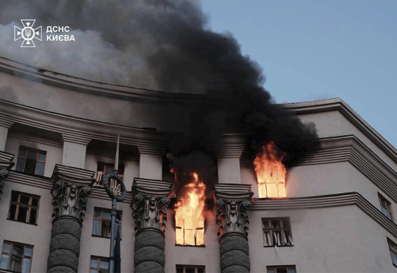 Objavljene fotografije štete na vladinoj zgradi, oglasio se Zelenski