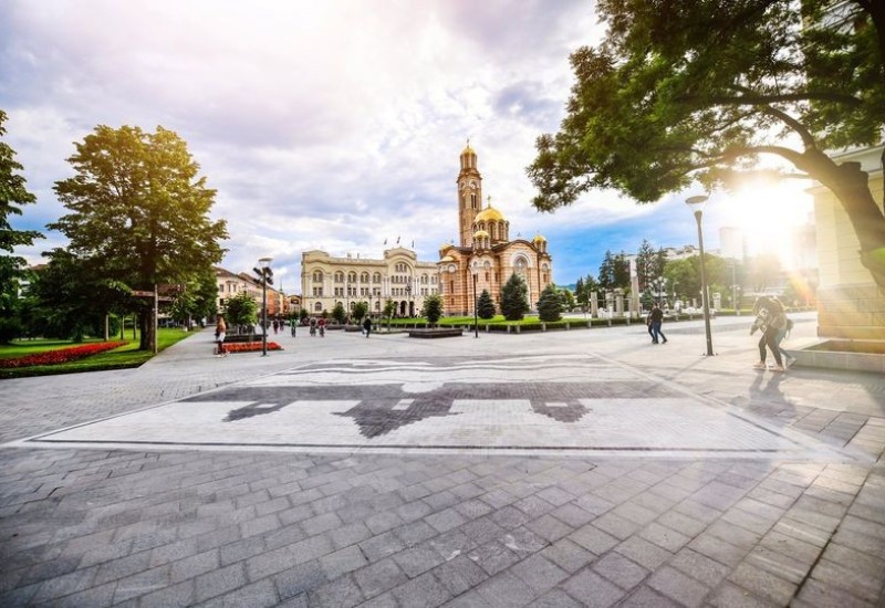 Prije podne postepeno razvedravanje, od sredine dana sunčanije i malo svježije vijeme