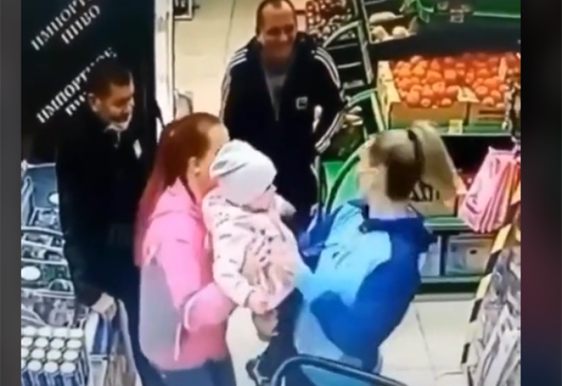 Žena u radnji slučajno uzela tuđe dijete