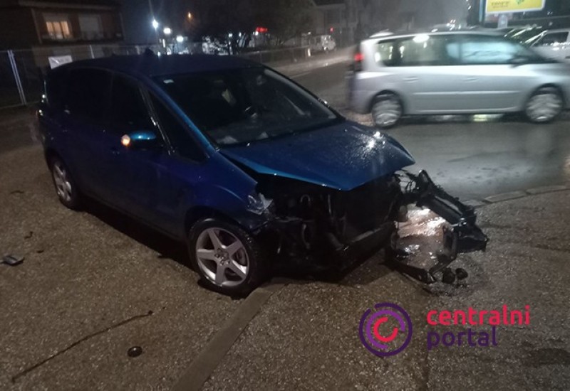 Sudar dva automobila u Trnu, pričinjena veća materijalna šteta