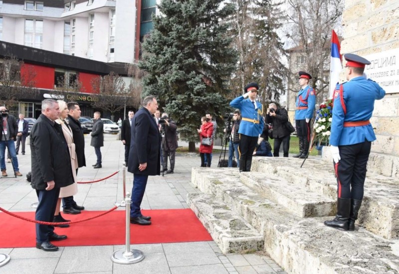 Obilježavanje Dana Republike Srpske u Banjaluci: Položeni vijenci palim borcima