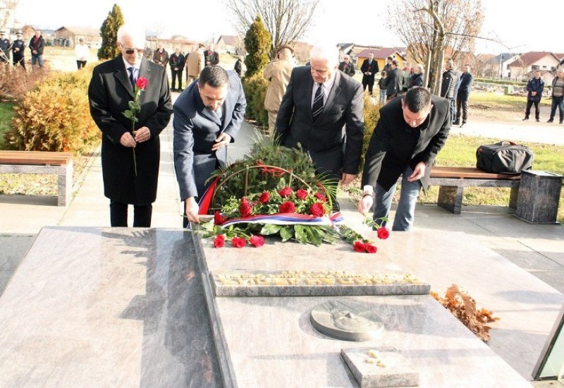 Položeno cvijeće na spomen-obilježje Milana Jelića