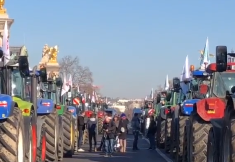 Više stotina traktora okupiralo Pariz (VIDEO)
