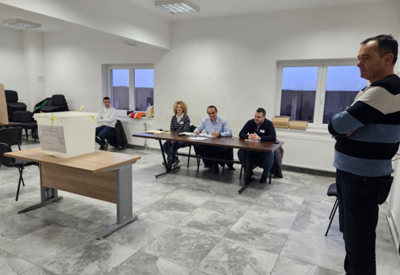 Otvorena biračka mjesta na prijevremenim izborima u Republici Srpskoj