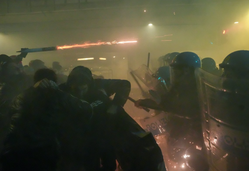 Milano kao ratna zona: Maskirani demonstranti napali policiju, grad u plamenu zbog ZOI (VIDEO)