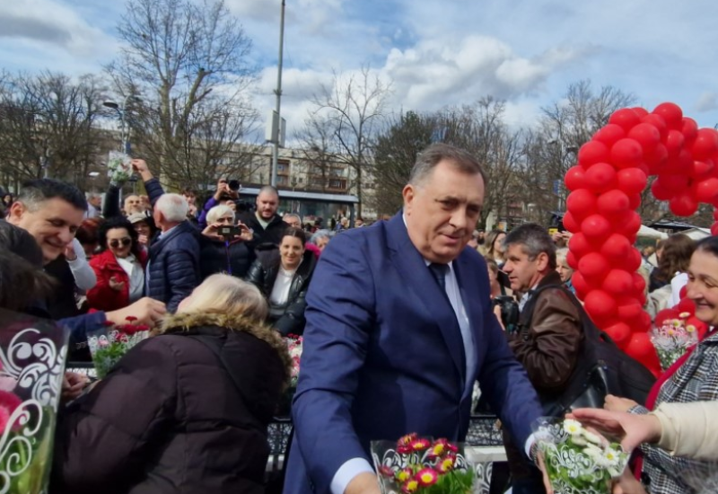 Dodik dijelio cvijeće na Trgu Krajine: Predsjednik Srpske se fotografisao sa damama, a usput dao i pare