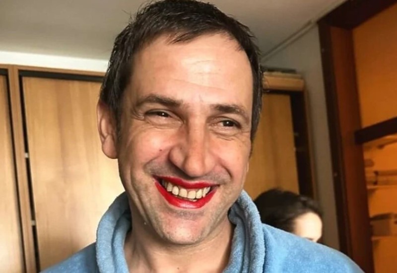 Goran Bogdan pozirao noseći crveni karmin pa poručio: Srećan 8. mart, trebaće nam