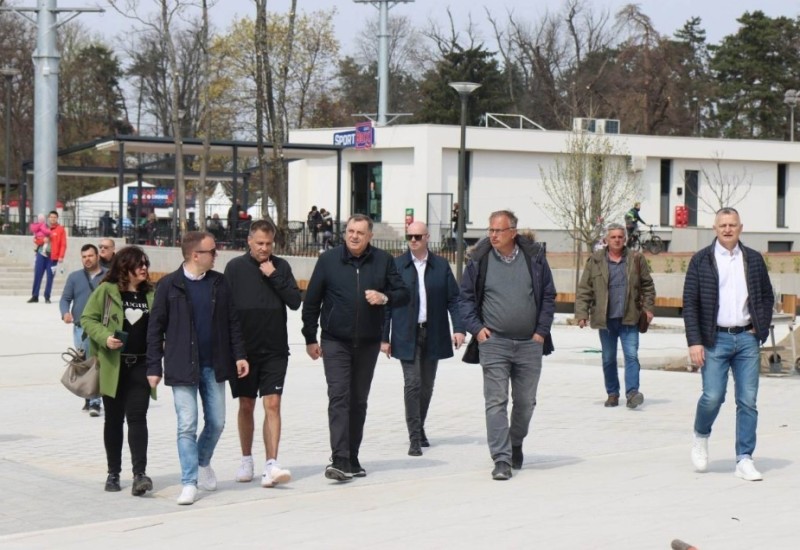 Dodik na centralnom terenu “Srpska Open-a”: Radnicima dao “za piće”