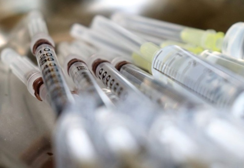 Astra Zeneka povlači vakcine protiv kovida