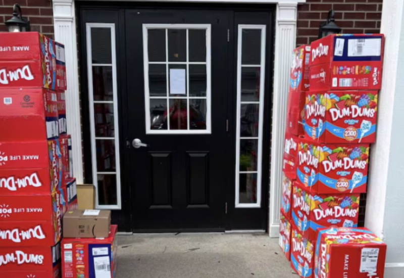 Dječak se igrao majčinim telefonom pa naručio 70.000 lizalica