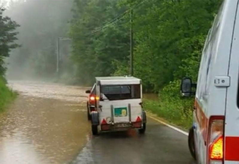 Izlila se voda u Mlinskoj rijeci, poplavljen jedan poslovni objekat