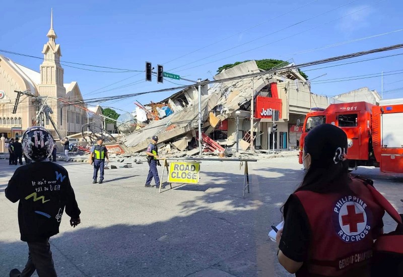 Broj žrtava zemljotresa na Filipinima porastao na 15, cunami izazvao masovne evakuacije