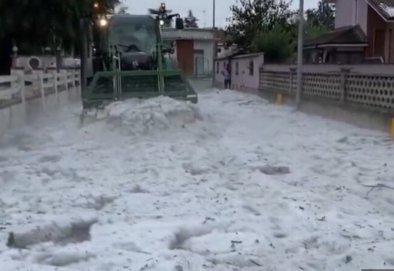 Kakva ludnica od vremena: Pao snijeg u julu (VIDEO)