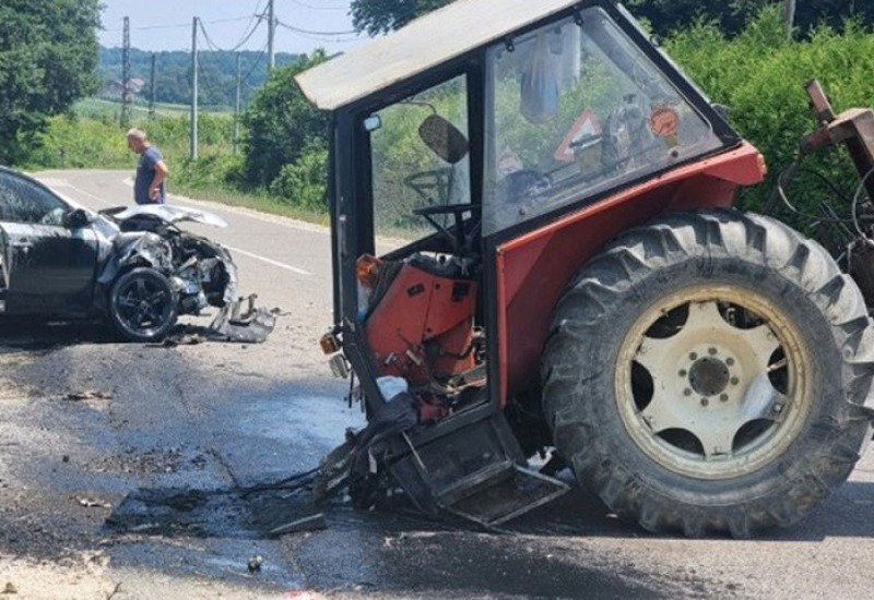 Sudar kod Doboja, prepolovljen traktor