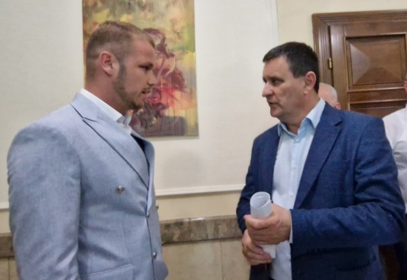 Stanivuković izašao pred Đajića: Nećete pomjeriti spomenik, završićemo ga