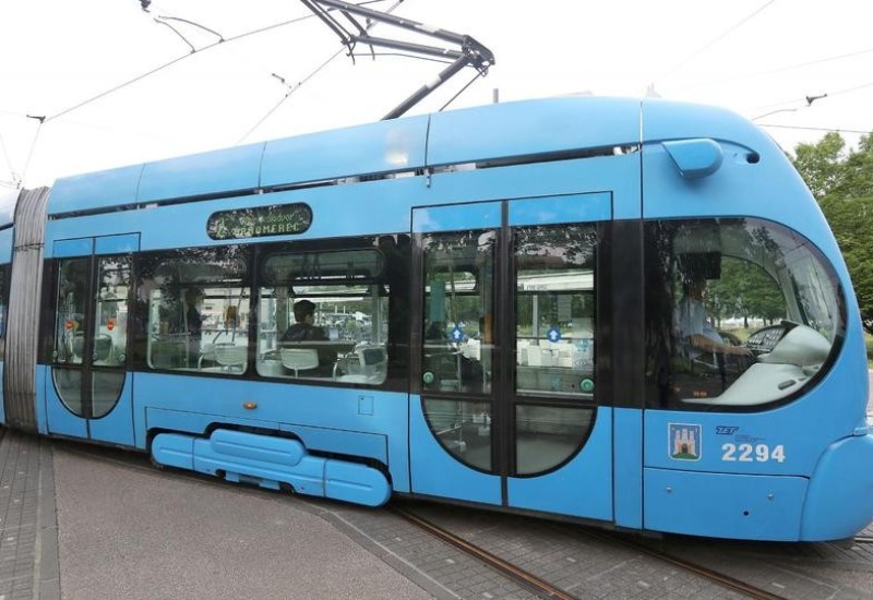 U Zagrebu građani gurali tramvaj