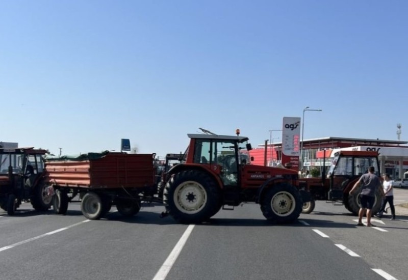 Poljoprivrednici traktorima blokirali granični prelaz u Orašju