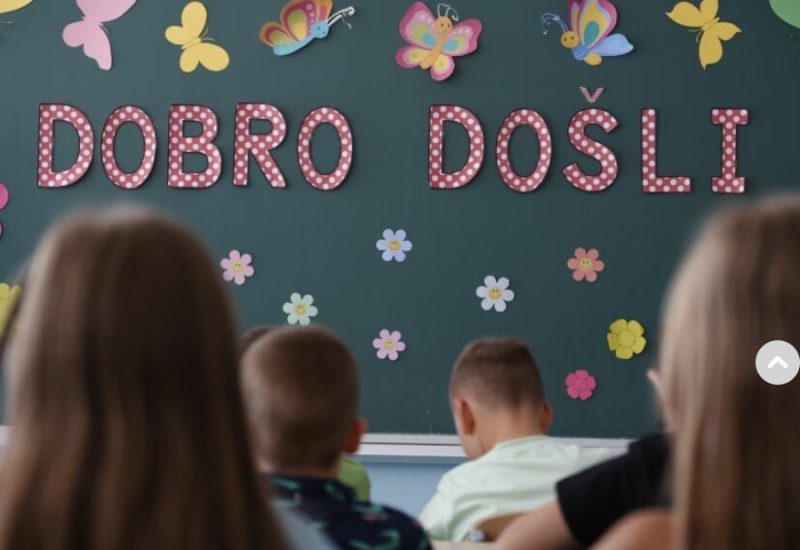 "Mama jesmo li mi SIROMAŠNI, reci mi iskreno" Tužno priznanje učenice (10) nakon povratka iz škole TJERA SUZE NA OČI