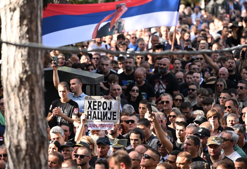 General Mladić sahranjen uz počasnu paljbu, rijeka ljudi se slila na Topčidersko groblje